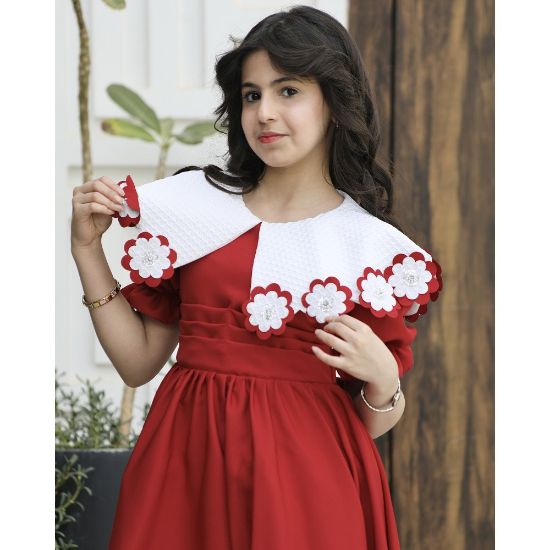 صورة فستان بناتي أحمر مرصع بياقة "دلعة" وخصر طبقات | ألوان (أحمر، عودي) - 1166